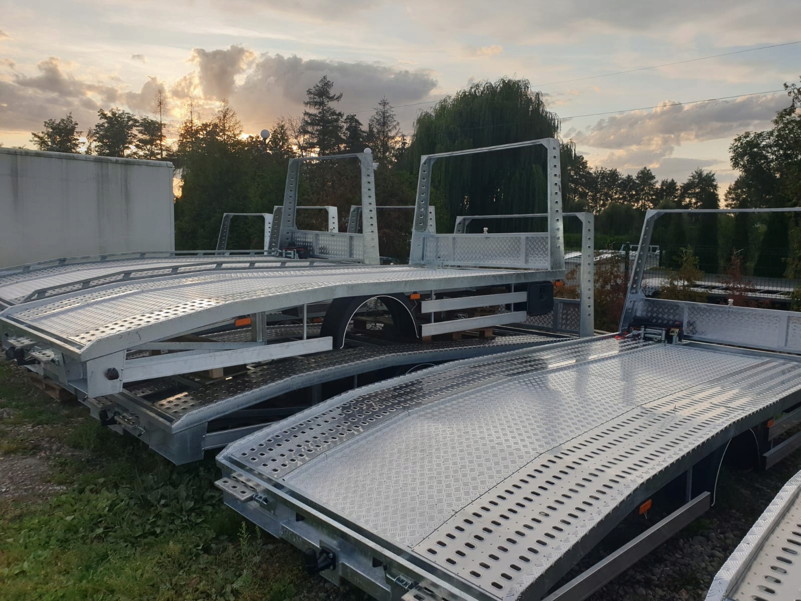 Biltransportflak i solnedgång